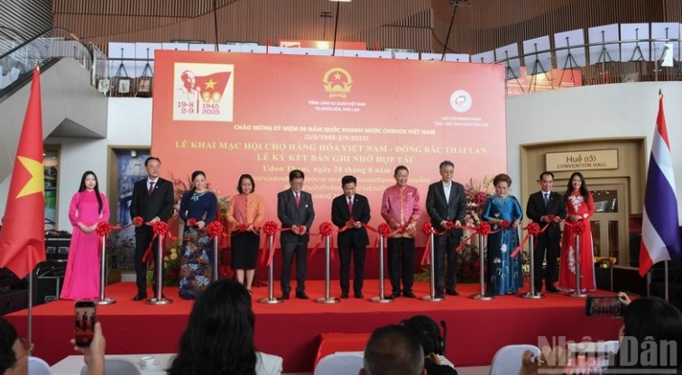 Delegates cut the ribbon to open the Vietnam-Northeast Thailand Goods Fair (Photo: nhandan.vn)