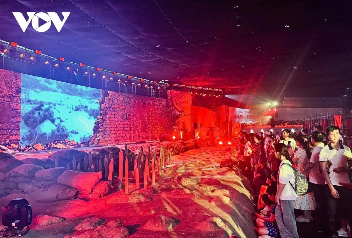 The exhibition area showcasing Vietnam's historical period from 1945 to 1954 attracts a large number of visitors.