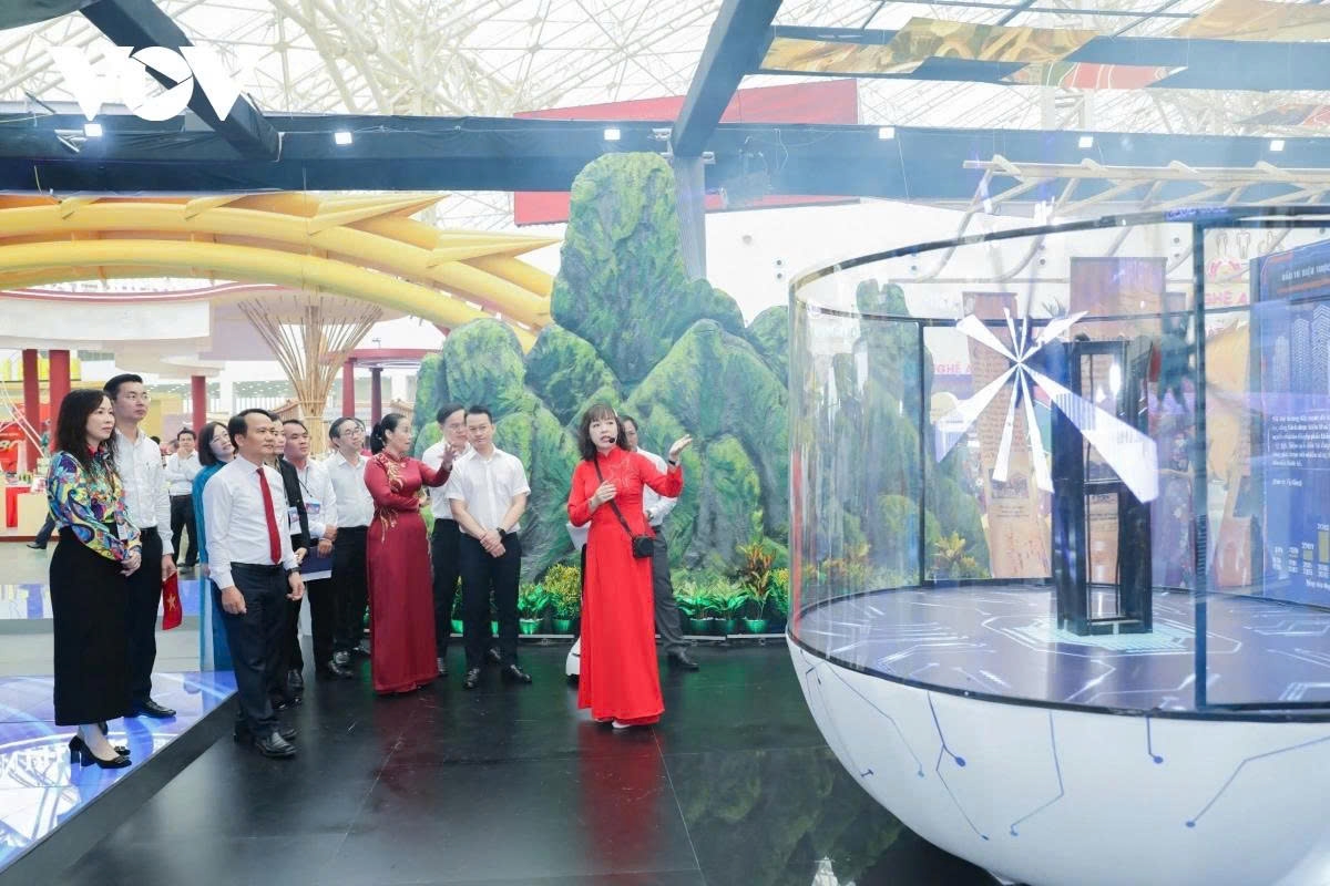 The presenter at Da Nang’s booth introduced the city’s development potential.