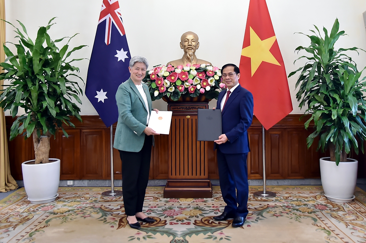 Vietnamese Deputy Prime Minister and Minister of Foreign Affairs Bui Thanh Son (R) and Australian Foreign Minister Penny Wong exchange diplomatic notes on establishing a Foreign Policy Consultation Mechanism between the two Ministries of Foreign Affairs. (Photo: baoquocte.vn)