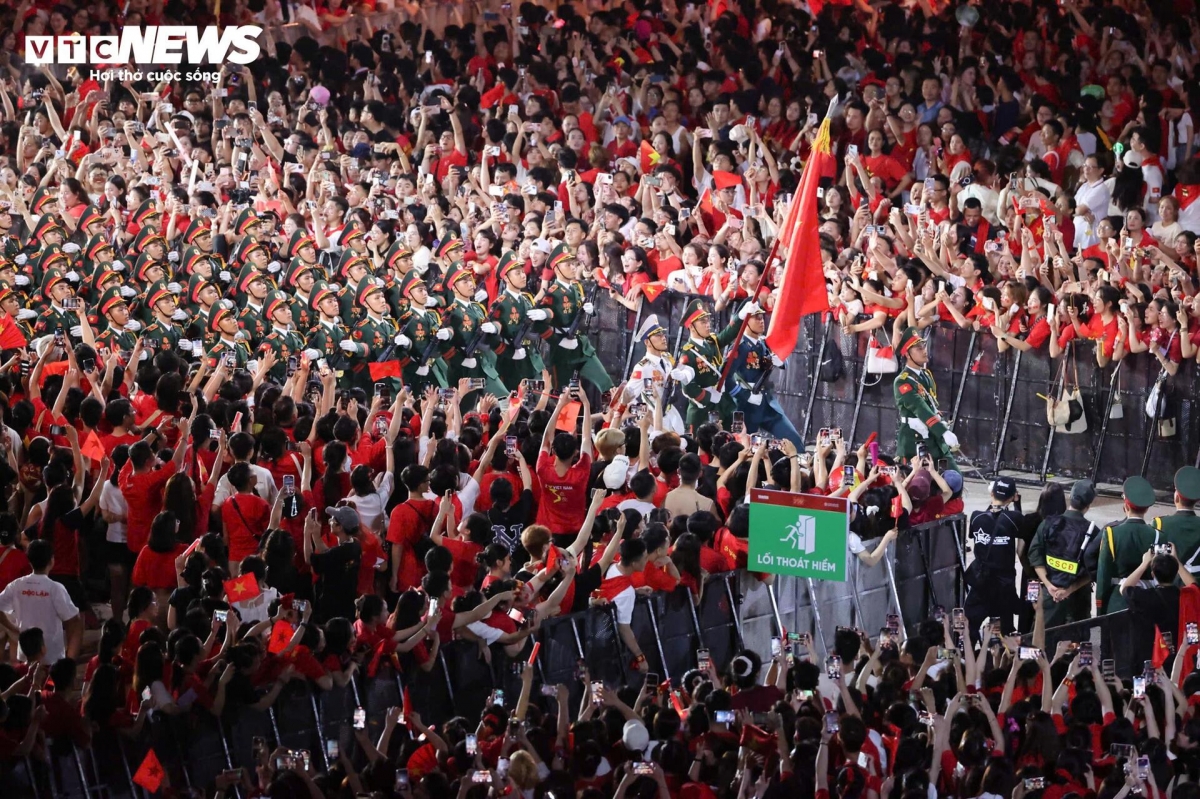 The image of Vietnamese soldiers, knownas Uncle Ho’s soldiers, walking amid the warm embrace of the Vietnamese people at My Dinh National Stadium.