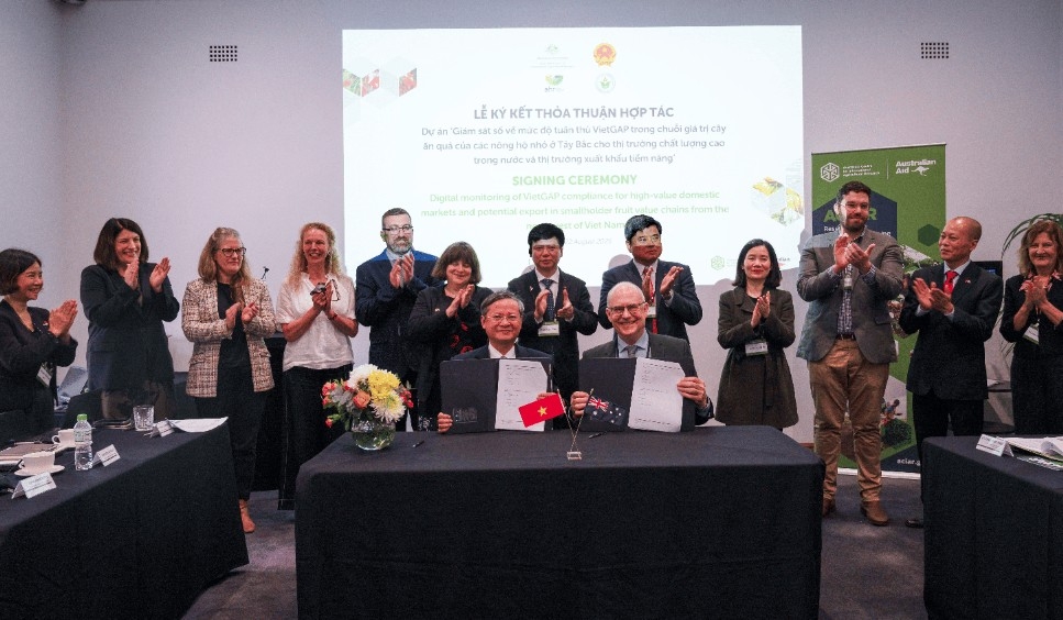 The new ACIAR-funded project is implemented by Applied Horticultural
Research (Australia) in collaboration with Fruit and Vegetable Research Institute,
Northern Mountainous Agriculture and Forestry Science Institute, and Vietnam National
University of Agriculture.