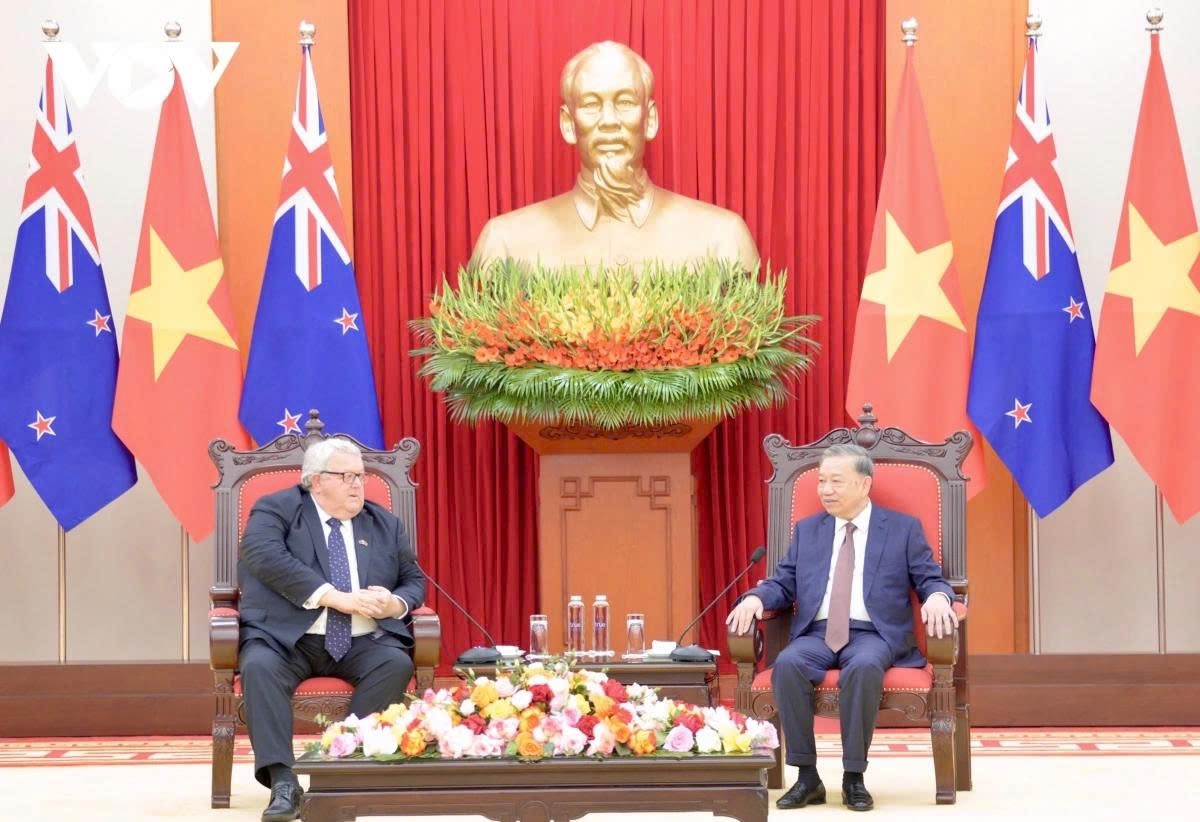 Vietnamese Party General Secretary To Lam and New Zealand House Speaker Gerry Brownlee during their meeting in Hanoi on August 28