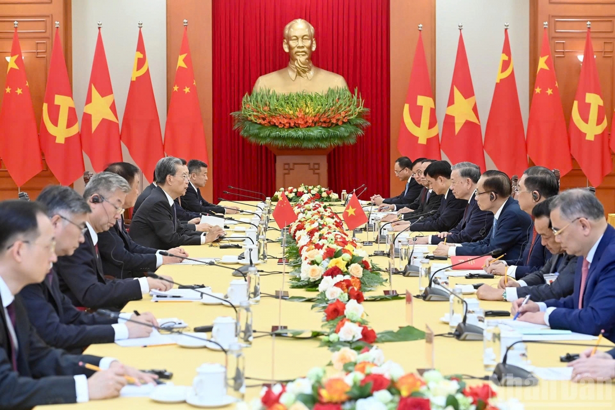 To Lam, Vietnamese Party General Secretary, and Zhao Leji, Chairman of the Standing Committee of the National People’s Congress (NPC) of China discuss measures to further strengthen the comprehensive strategic cooperative partnership between the two countries, during their meeting in Hanoi on August 31. (Photo: nhandan.vn)
