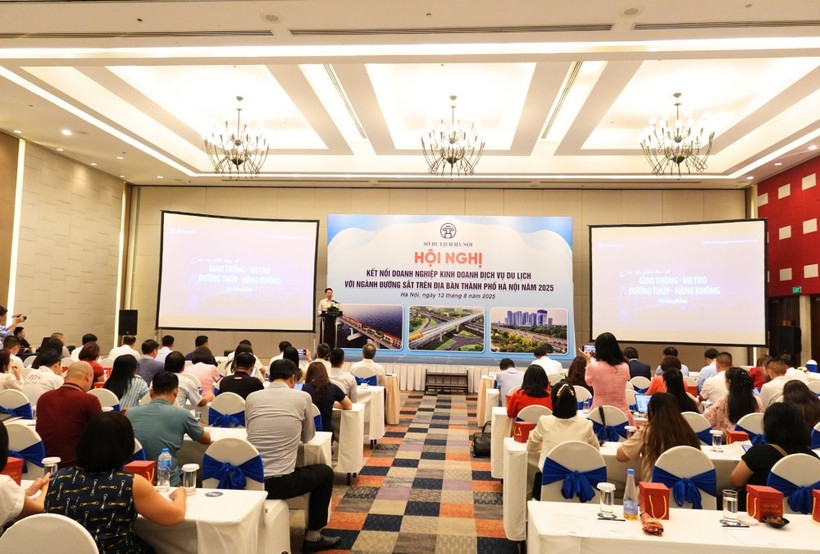 An overview of the meeting between tourism service businesses and the railway sector in Hanoi on August 13