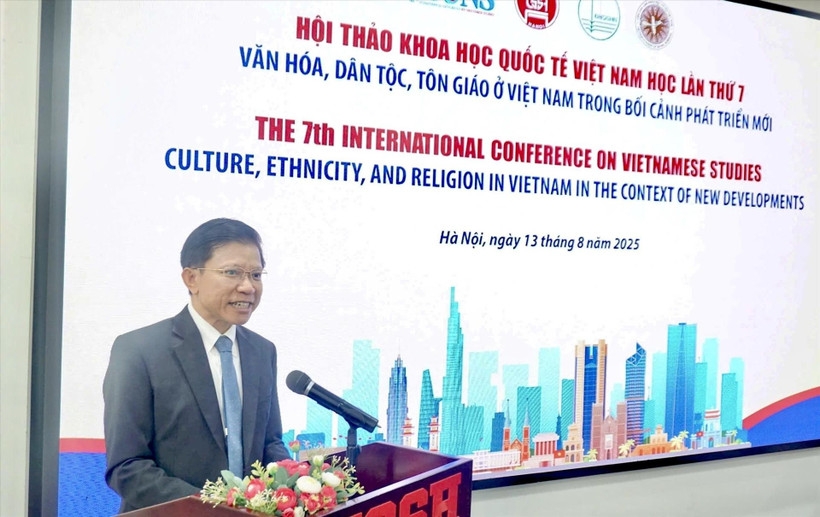Prof. Dr. Hoang Anh Tuan, USSH Rector, speaks at the conference.