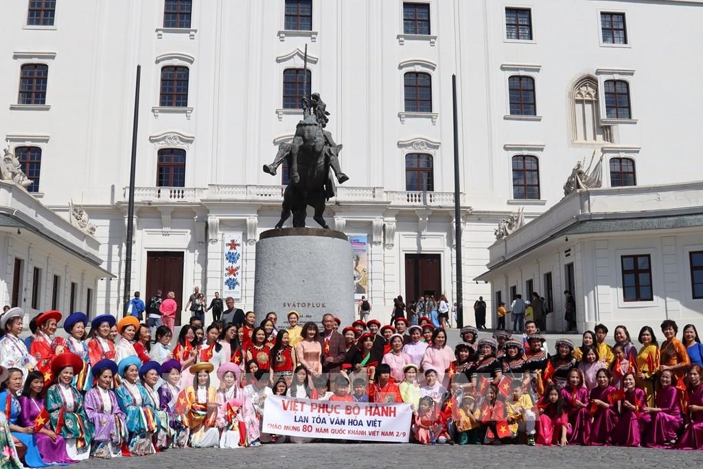 Many Overseas Vietnamese take part in an Ao Dai parade in Slovakia to celebrate Vietnam’s 80th National Day. (Photo: bnews.vn)