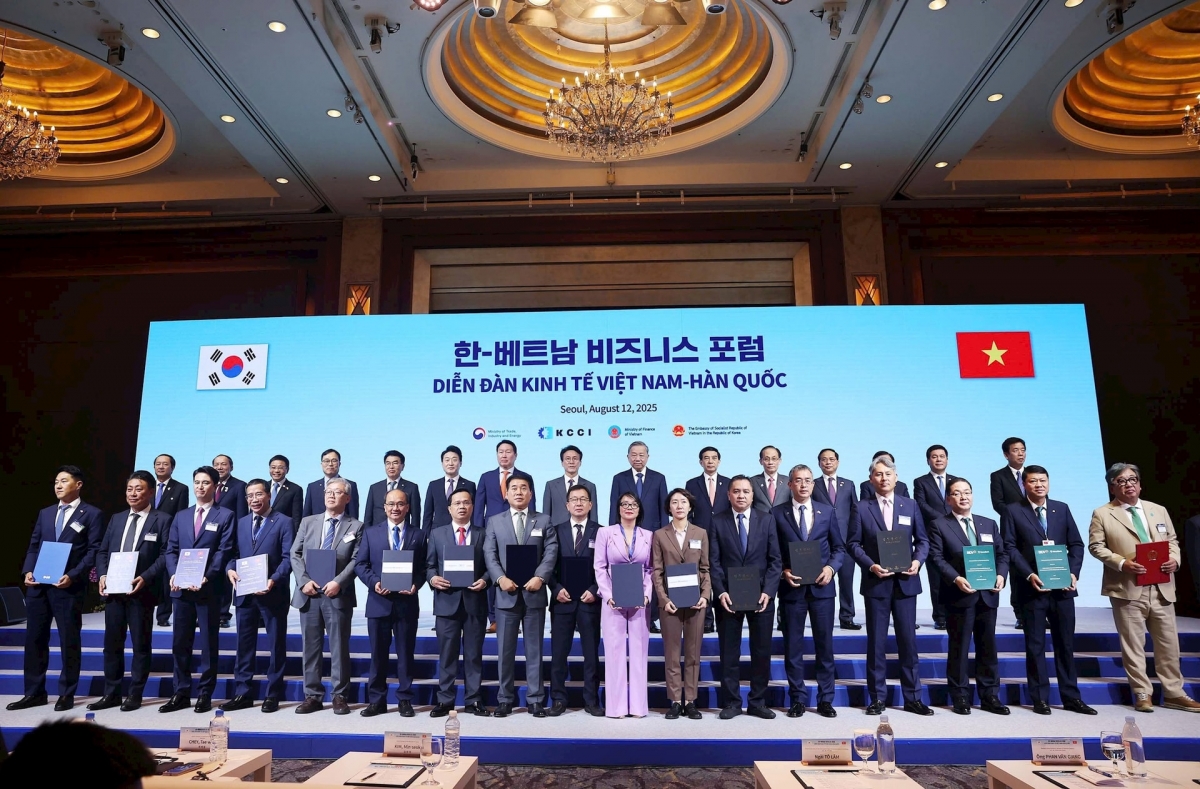 Representatives of Vietnam Airlines and Korean partners at the signing ceremony (Photo: VNA)