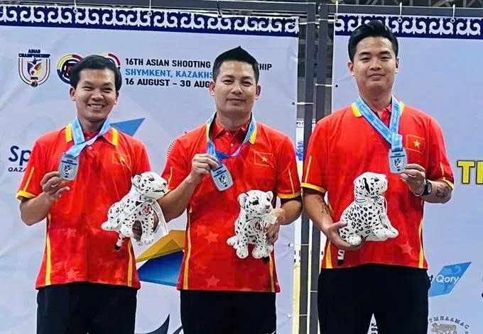 Vietnamese team wins silver in 25m men pistol at Asian shooting championship.
(Photo: Minh Minh/SGGP)