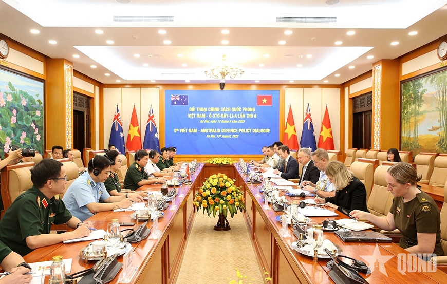 Senior Lieutenant General Hoang Xuan Chien, Deputy Minister of National Defence of Vietnam, and Hugh Jeffrey, Deputy Secretary of Strategy, Policy, and Industry at the Australian Department of Defence, co-chair the 8th Defence Policy Dialogue between the two countries in Hanoi on August 12. (Photo PANO)