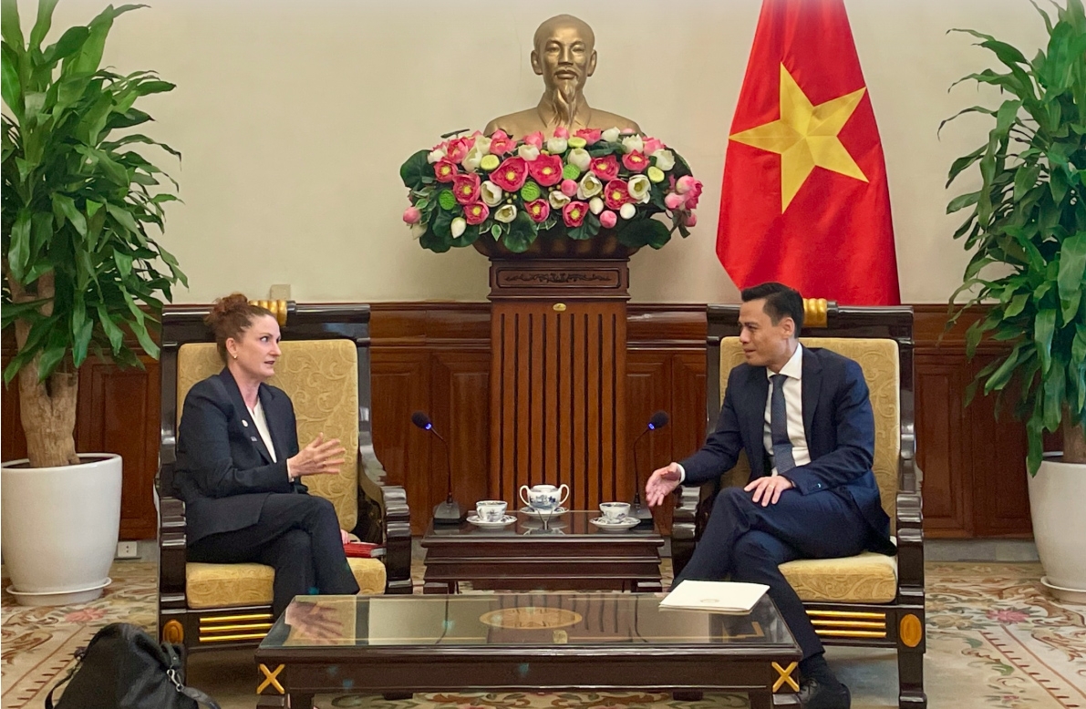 Deputy Minister of Foreign Affairs Dang Hoang Giang (R) and New Zealand Ambassador to Vietnam Caroline Beresford during their meeting in Hanoi on August 20. (Photo: MOFA)