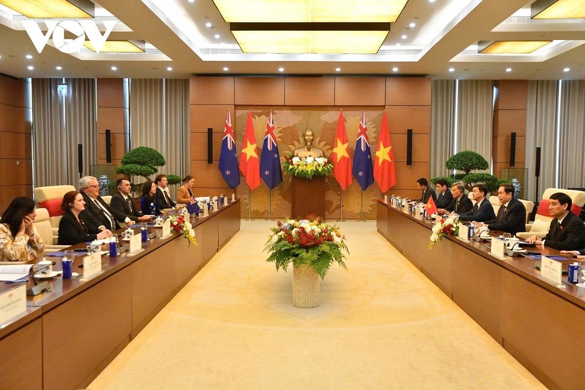 National Assembly Chairman of Vietnam Tran Thanh Man and Speaker of the New Zealand House of Representatives Gerry Brownlee hold talks on measures to strengthen bilateral relations between the two countries and two parliaments