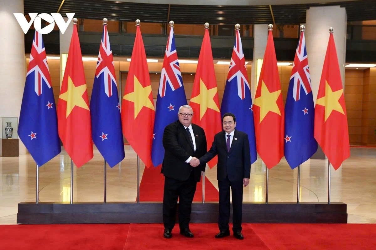 National Assembly Chairman of Vietnam Tran Thanh Man (R) and Speaker of the New Zealand House of Representatives Gerry Brownlee shake hands ahead of their talks in Hanoi on August 28