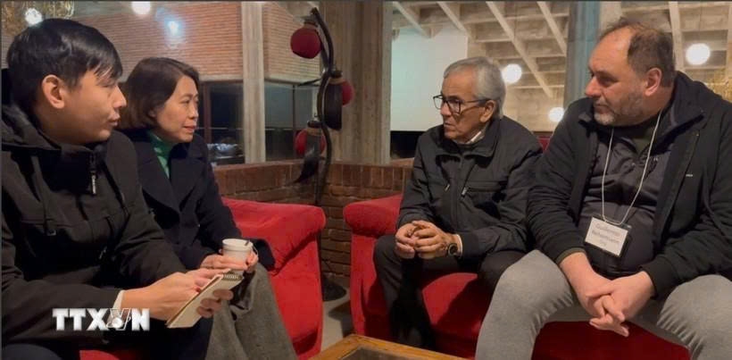 Ambassador Ngo Minh Nguyet (second from left) meets with Juan Castillo, General Secretary of the Communist Party of Uruguay and Minister of Labour and Social Welfare of Uruguay. (Photo: VNA)