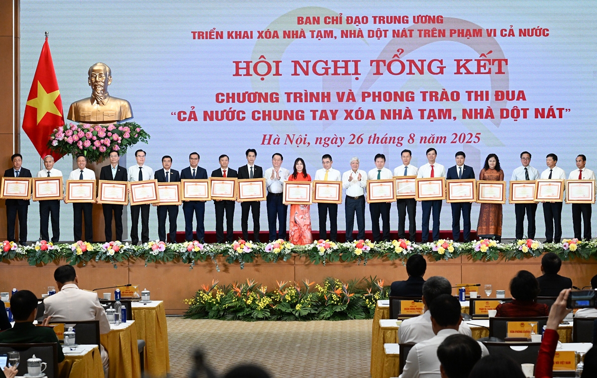 The Central Steering Committee for eliminating temporary and dilapidated housing nationwide presents collectives and individuals with outstanding achievements in implementing the programme with various awards