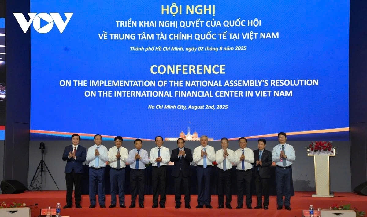 Prime Minister Pham Minh Chinh, leaders of relevant ministries and agencies, and of Ho Chi Minh City and Da Nang pose for a group photo at the conference