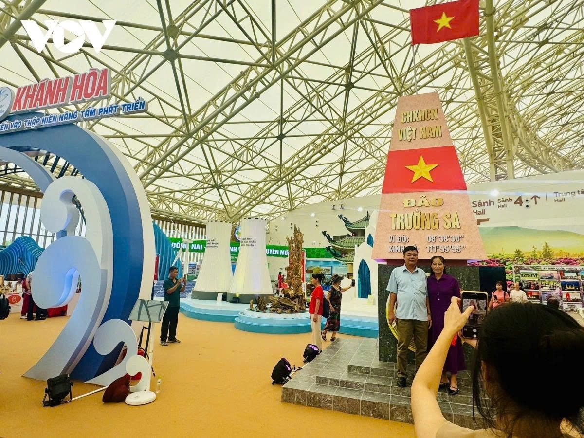 Visitors are eager to capture memorable photos at Khanh Hoa Province’s exhibition booth during the event