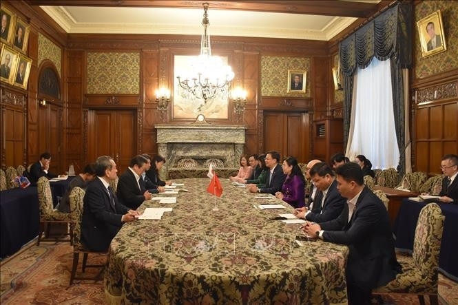 The meeting between the Vietnamese delegation and representatives of the lower house of Japan (Photo: VNA)