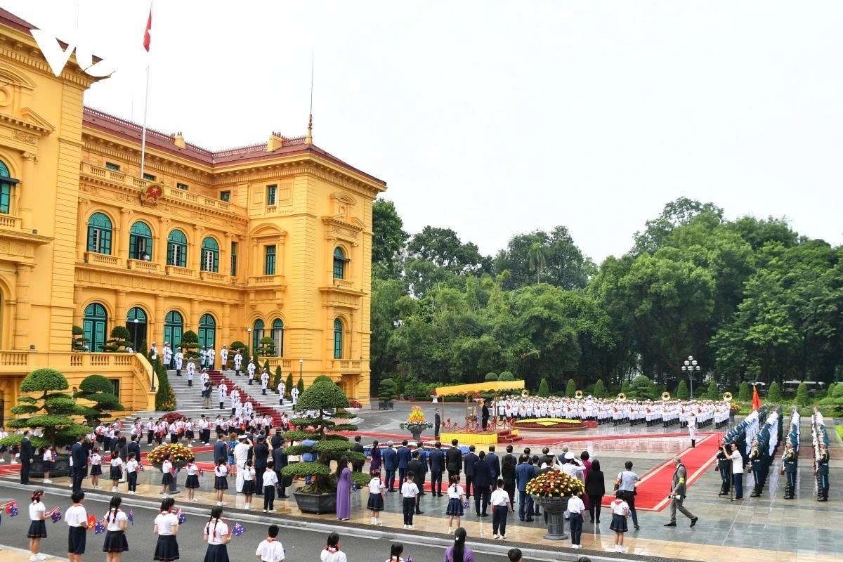 The welcoming ceremony for the Australian guests takes place at the Presidential Palace in Hanoi.