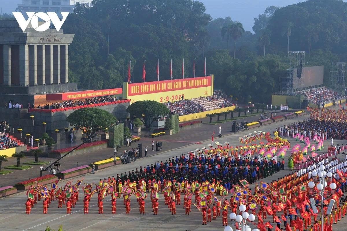 The grand ceremony opens with a majestic drum performance, celebrating the 80th anniversary of the August Revolution and National Day.