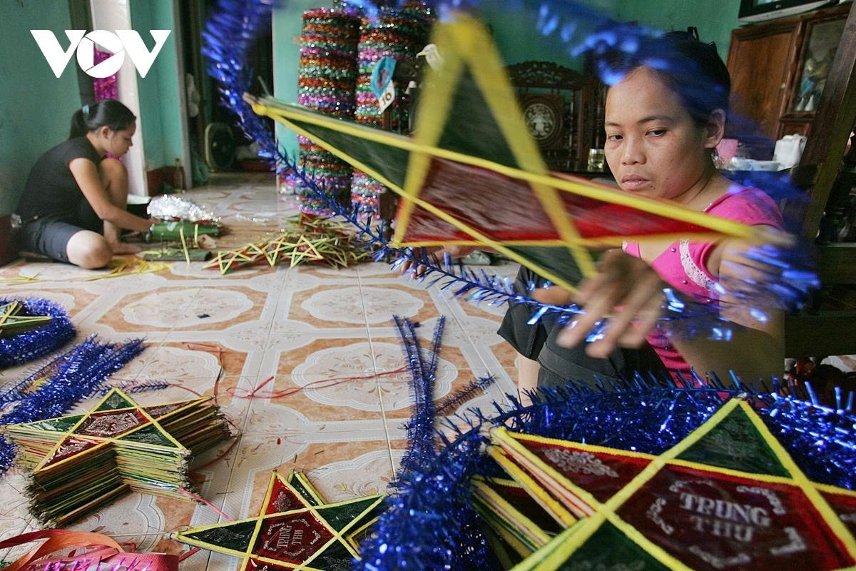 During the Mid-Autumn Festival, toys such as the star-shaped lantern, the paper mandarin scholar, the “two men fighting with sticks,” the fish lantern, the rabbit lantern, and the spinning lantern are indispensable to generations of Vietnamese children.