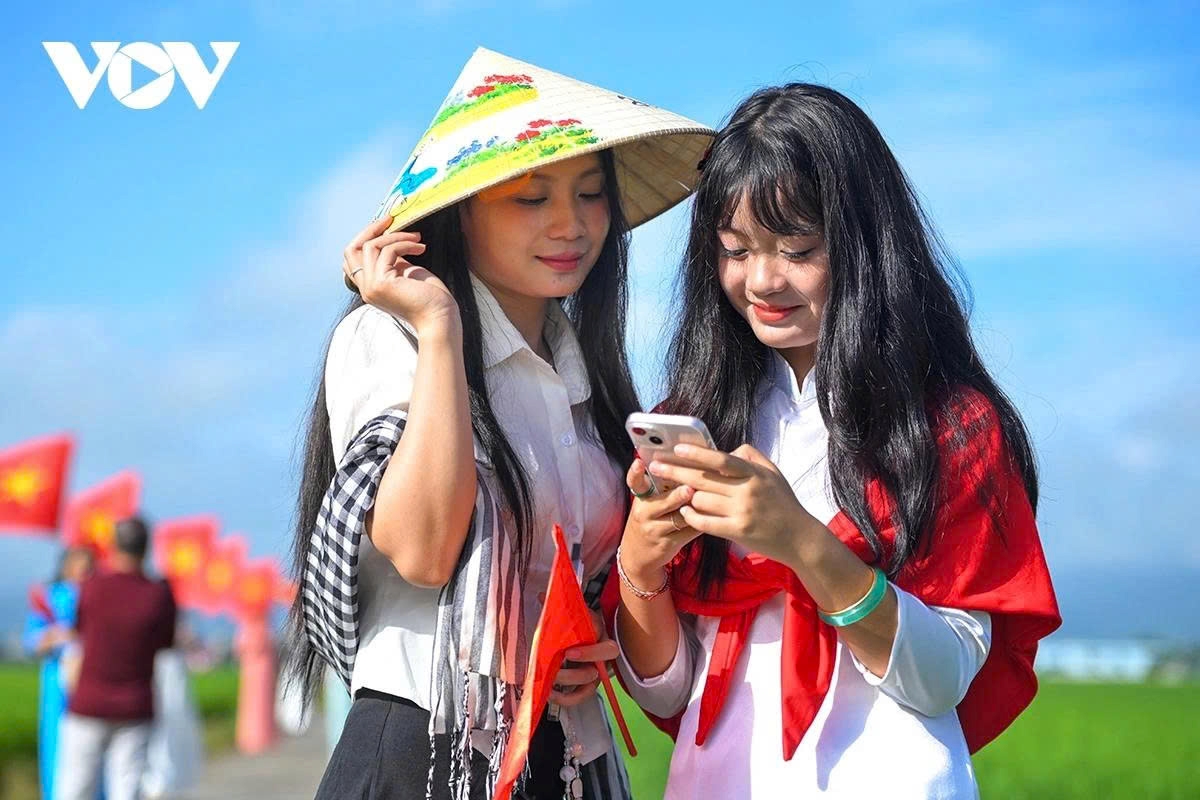 Many visitors from near and far have come to the “National Flag Road,” to take special photos on a special occasion. For them, this is more than just a check-in spot — it is a moving experience where the national flag, symbol of independence and freedom, blends into the everyday landscape of the homeland.
