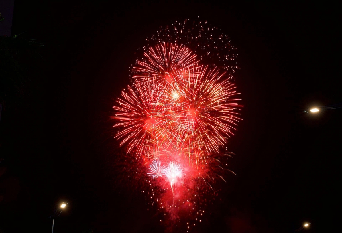 On the evening of September 2, at Thuy Van Square, Ho Chi Minh City, the night sky is illuminated by a dazzling fireworks display, creating an emotional moment on National Day.