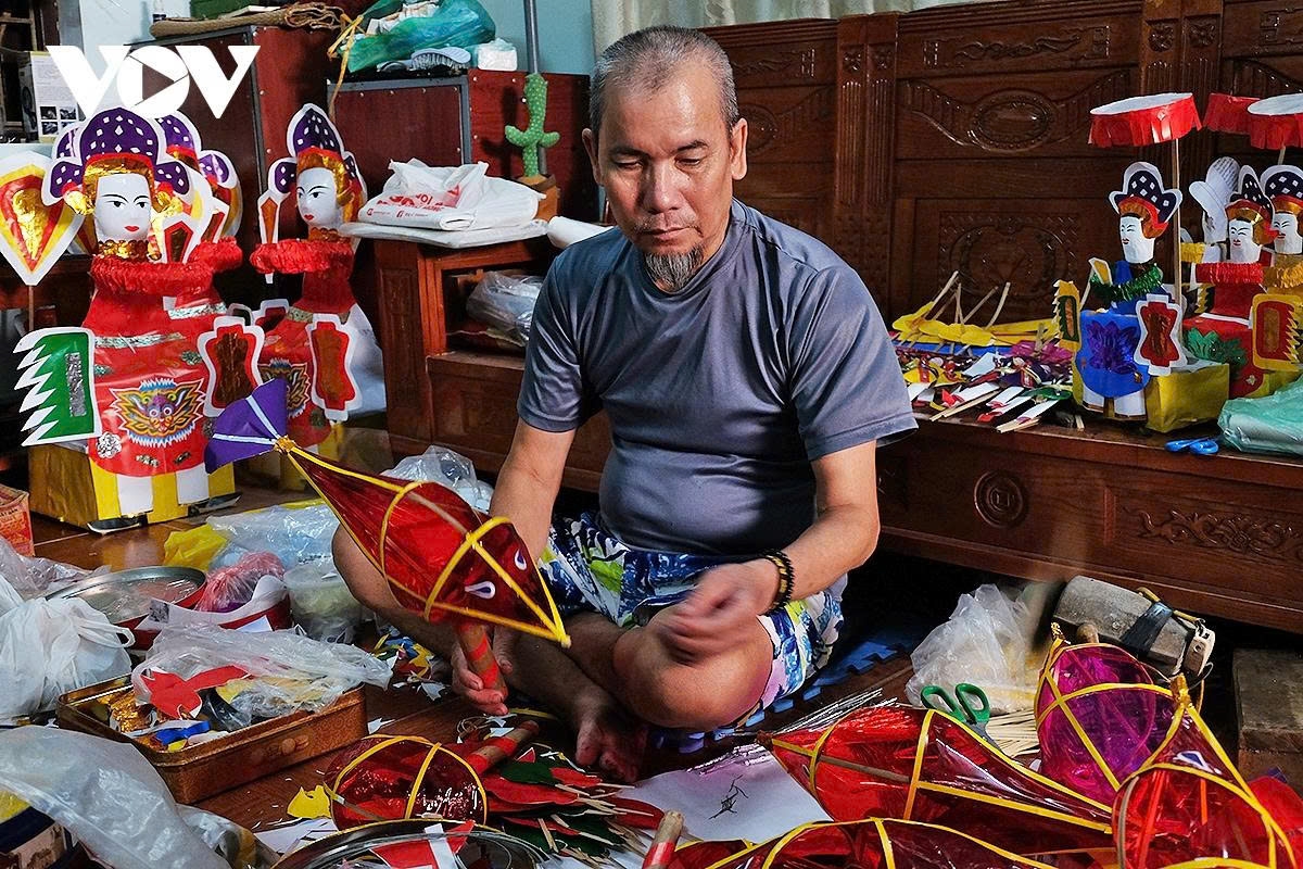 Splitting bamboo, bending it, and assembling the frames require both dexterity and strength. A sturdy frame ensures the lantern keeps its shape and doesn’t warp during decoration.
