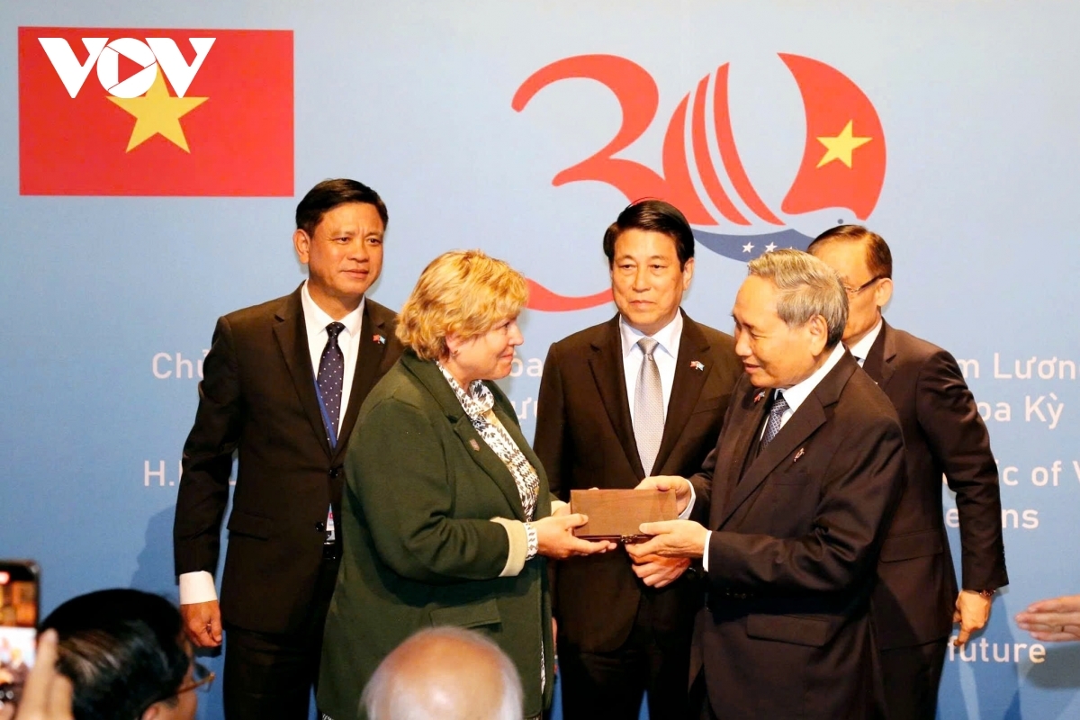 Meeting with Vietnamese-American veterans, President Luong Cuong emphasizes that the story of reconciliation and healing between Vietnam and the United States is a vivid testament to the power of forgiveness and expresses confidence that future generations of both countries will build an era of peace, cooperation, development, and mutual respect.