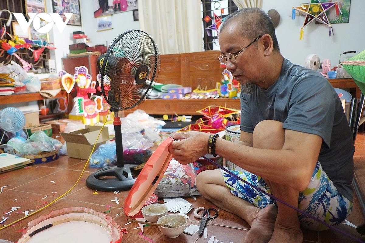 “In recent years, during the Mid-Autumn Festival, our family is often invited to the Vietnam Museum of Ethnology or the Old Quarter Cultural Exchange Centre to demonstrate and teach visitors how to make traditional toys. The children especially love making their own colourful star lanterns,” recalls Khanh, who is Tuyen’s husband.