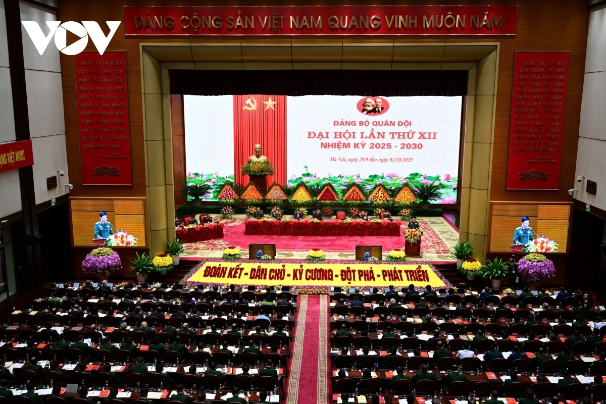 As many as 450 delegates representing more than 270,000 Party members in the armed forces attend the 12th Congress of the Vietnam People's Army Party Organisation