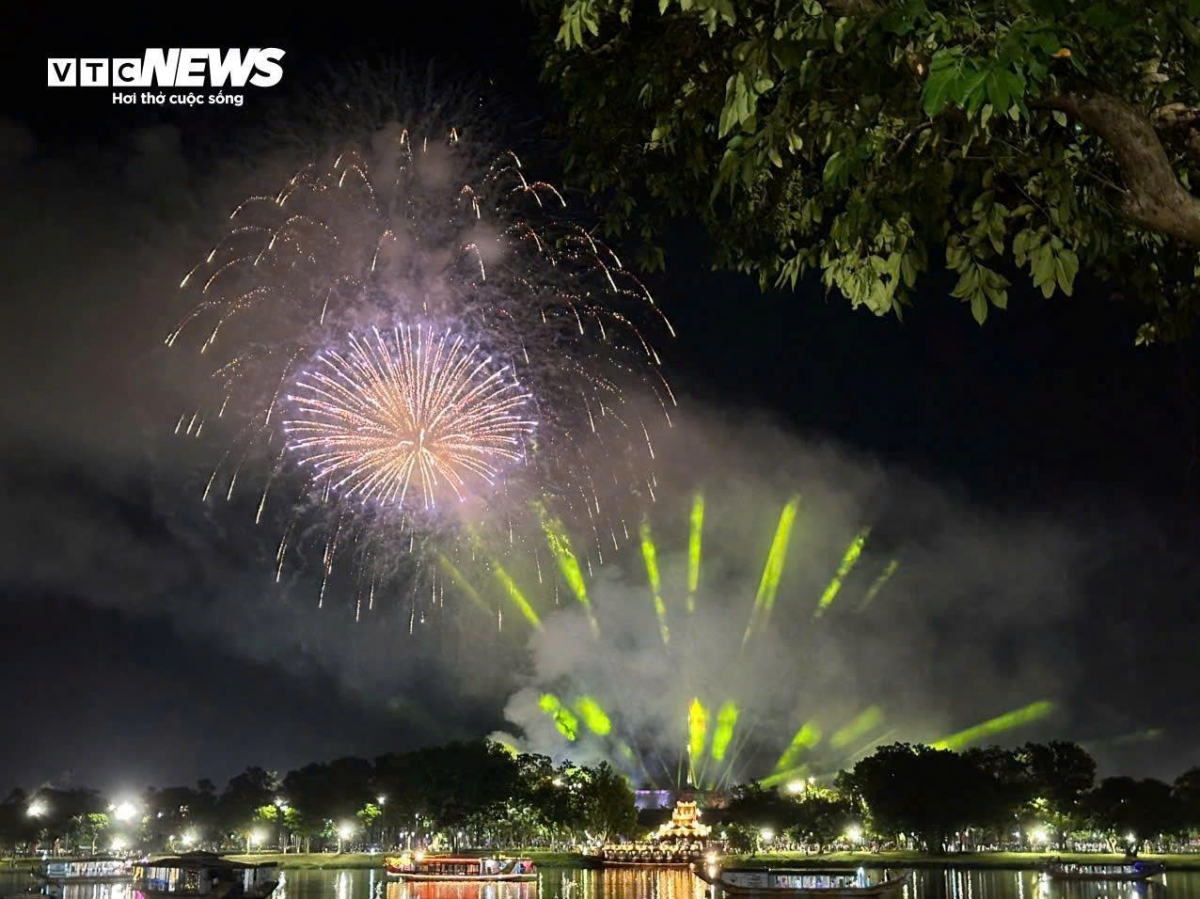 On the evening of September 2 at Hue’s Ngo Mon Square, a special art programme is staged, accompanied by a high-altitude fireworks display with 1,000 shells illuminating the Hue Citadel.