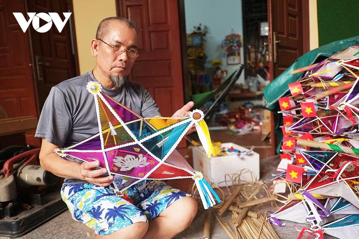 On average, it takes two to three hours to make a medium-sized star lantern, which sells for only about VND30,000–60,000 (roughly US$1–2.5).