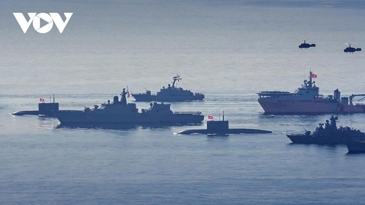 At the same time, the sky is filled with a display by anti-submarine Ka-28 helicopters and DHC-6 seaplanes flying in formation.