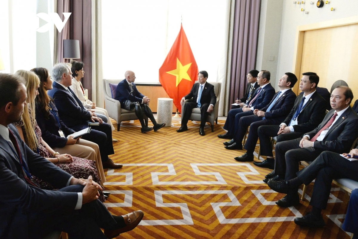 On September 23, President Luong Cuong holds separate meetings with Prime Minister of Bulgaria Rosen Zhelyazkov, President of Portugal Marcelo Rebelo de Sousa, Senator Chris Coons, Senior member of the US Senate Foreign Relations Committee, Representative Brian Mast, Chairman of the US House Foreign Affairs Committee, and Representative Young Kim, Chairwoman of the House Foreign Affairs Indo-Pacific Subcommittee. In the photo, President Luong Cuong meets with Representative Brian Mast.