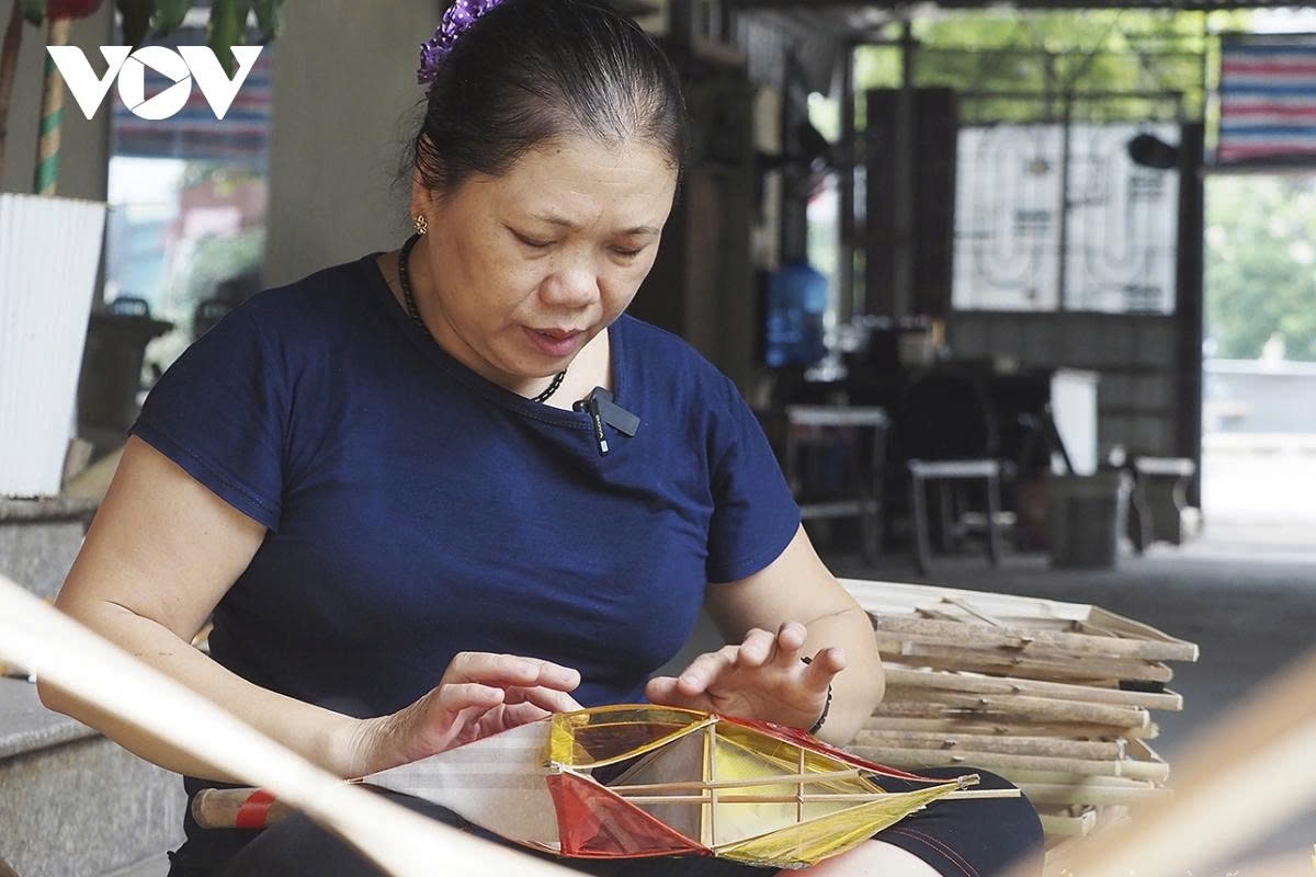 Artisan Nguyen Thi Tuyen admits that profits from this craft are modest and the work only lasts two to three months each year. Yet, she refuses to abandon it, saying “This is part of my childhood memories and the very soul of Vietnam’s Mid-Autumn Festival.”
