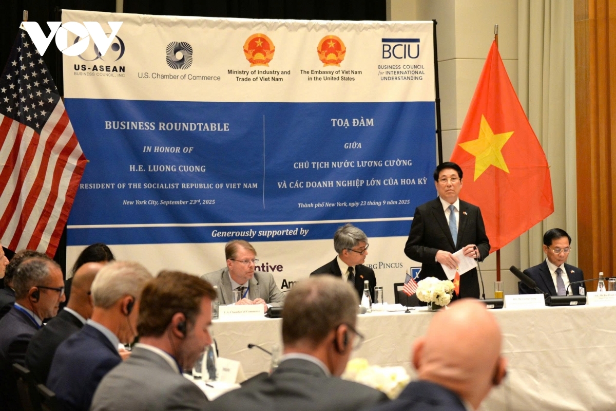 At a roundtable with US businesses on September 23, President Luong Cuong calls on the US business community to seize the opportunities and expand their presence and investment in Vietnam on a larger and deeper scale. He also affirms the Vietnamese government is committed to creating the most favourable conditions for US investors to feel confident in choosing Vietnam as a long-term destination.
