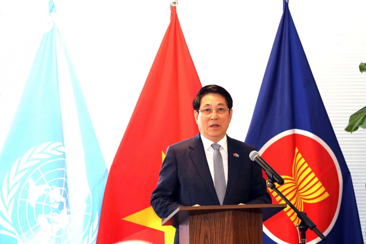On September 24, President Luong Cuong and his spouse, along with the high-level Vietnamese delegation, visit the headquarters of Vietnam’s Permanent Mission to the United Nations, where they hold a warm and friendly meeting with the staff of Vietnamese representative agencies and representatives of the Vietnamese community in the United States.