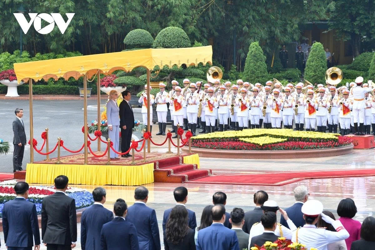 President Luong Cuong and Governor-General Sam Mostyn render the flag salute when the national anthems of Vietnam and Australia are solemnly performed at the ceremony.