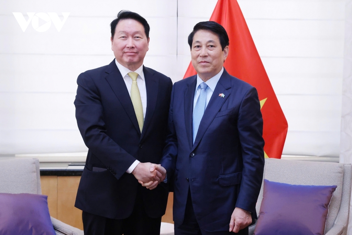 Also on September 24, President Luong Cuong holds separate meetings with President of Turkey Recep Tayyip Erdoaan, President of Iraq Abdul Latif Rashid, US Secretary of State Marco Rubio, Chairman of SK Group, and Chairman of the Korea Chamber of Commerce and Industry (KCCI) Taewon Chey. In the photo, President Luong Cuong meets with SK Group Chairman and KCCI Chairman Taewon Chey.