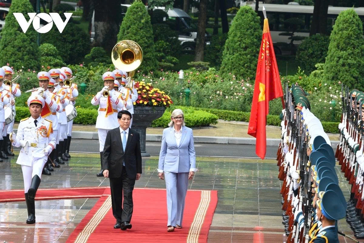 Both host and guest review the guard of honour of the Vietnam People’s Army.