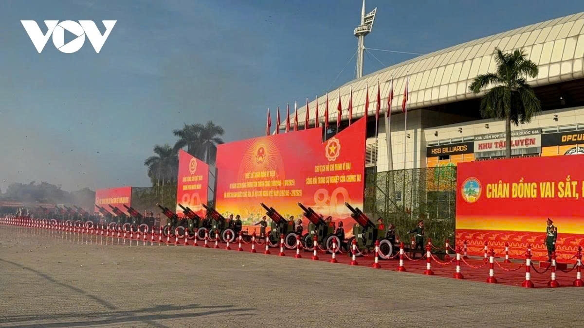 To the stirring tune of the National Anthem, 21 thunderous cannon shots from My Dinh National Stadium officially marks the opening of the grand ceremony.