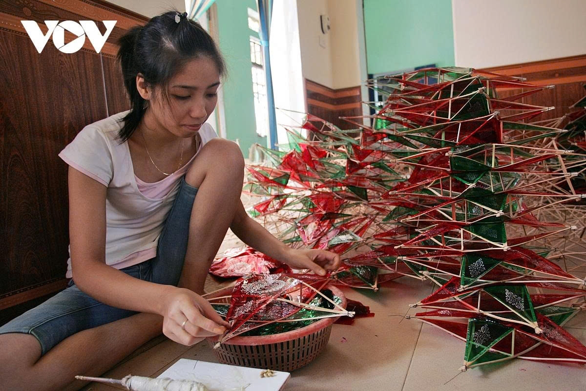 Meanwhile, the five-pointed star lanterns shimmer with meanings of light, hope, and childhood dreams.