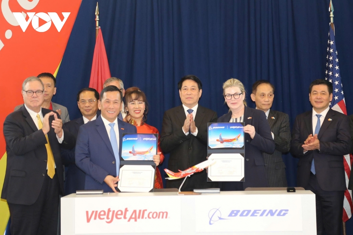 While staying in Seattle, President Luong Cuong meets with Stephanie Pope, President and CEO of Boeing Commercial Airplanes, and Ron Vachris, President and CEO of Costco. He also attends the handover ceremony of the first Boeing 737-8 aircraft, part of a landmark order of 200 aircraft worth US$25 billion placed by Vietjet with Boeing.