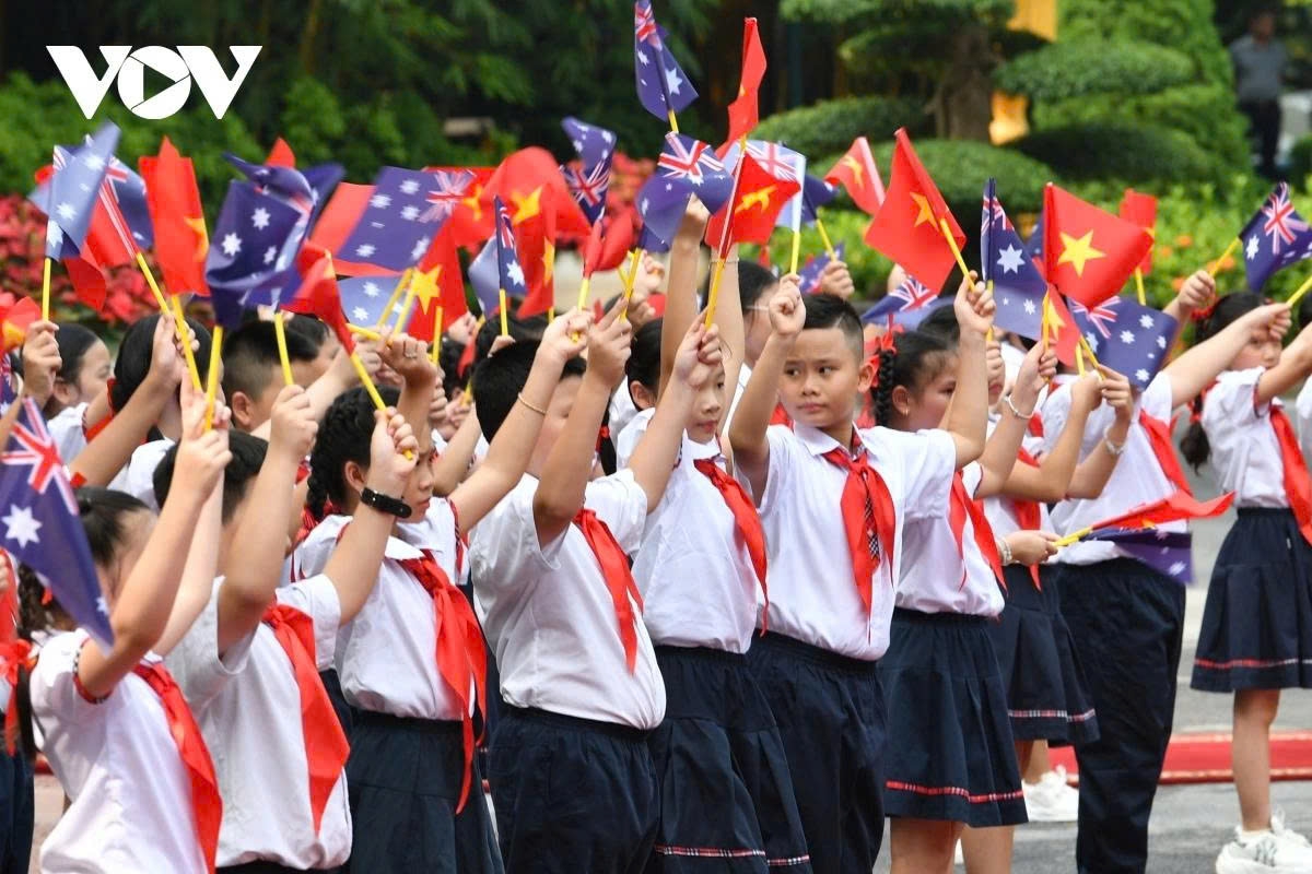 Children wave the national flags of both countries to welcome Australian Governor-General Sam Mostyn and her spouse on their state visit to Vietnam.