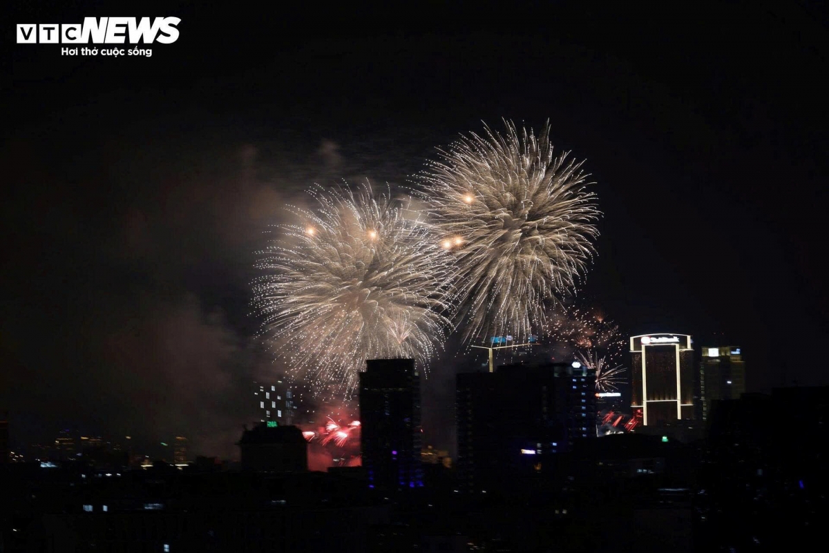 Meanwhile, a high-altitude fireworks display takes place over the Hoan Kiem Lake area, the heart of Hanoi and Vietnam.