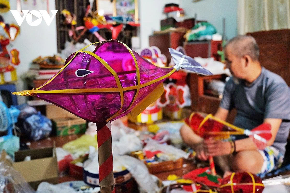 The glowing lanterns, whether stars, rabbits, fish, spinning lanterns, or revolving lanterns, when carried alongside lion dances and the beat of festival drums, create the bustling atmosphere of Mid-Autumn nights in the childhood memories of countless generations of Vietnamese.