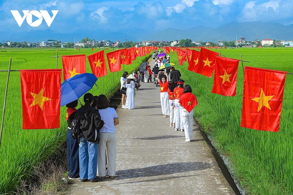Over the course of nearly a week, with the participation of 20 youth union members, the National Flag Road has been completed, quickly attracting large numbers of local residents and tourists of all ages.