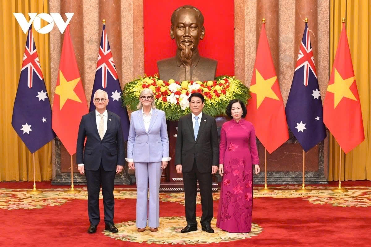 President Luong Cuong and his spouse join Governor-General of Australia Sam Mostyn and her spouse for an official group photo at the Presidential Palace.
