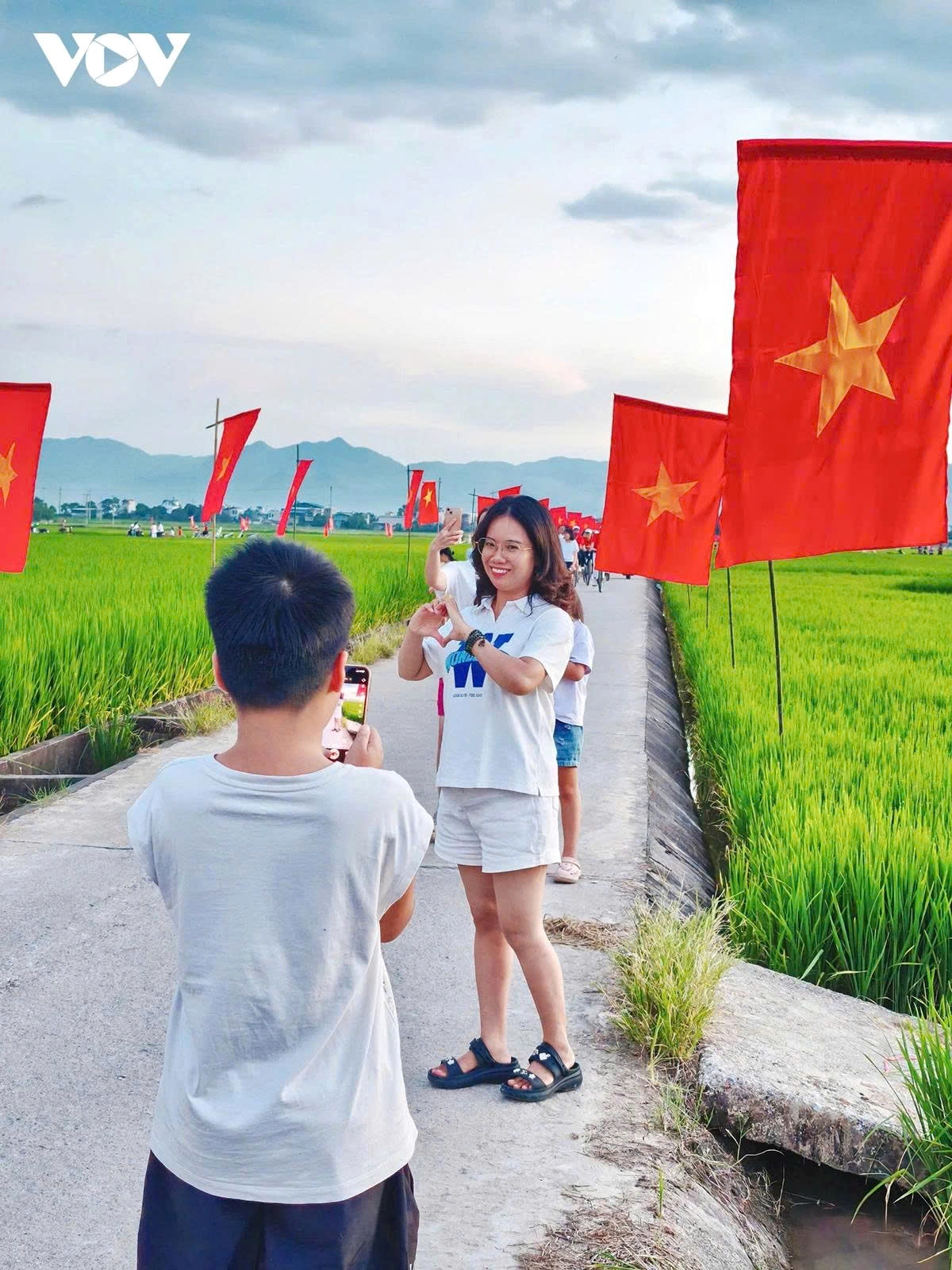 The road is not only a scenic highlight but also a vivid symbol of solidarity and national pride on the occasion of the 80th National Day.